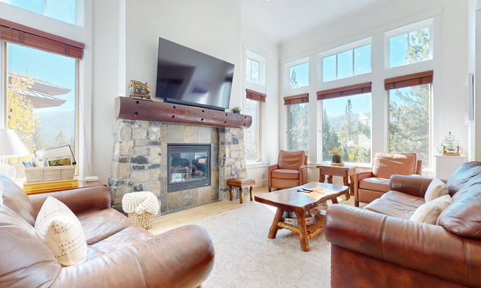 Mammoth Lakes House | Remodeled & Beautiful. Hot Tub, Gas Grill. Quiet Location, Near Biking Trails