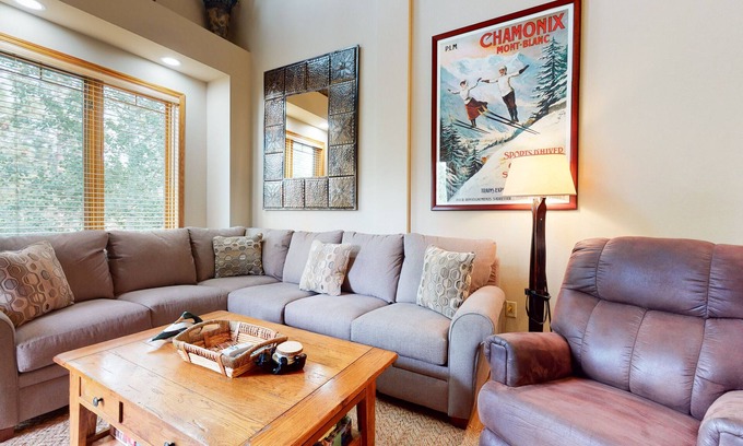 Mammoth Lakes Condo | Remodeled & Bright, On the Golf Course. Gas Grill & Laundry, Pool On-site