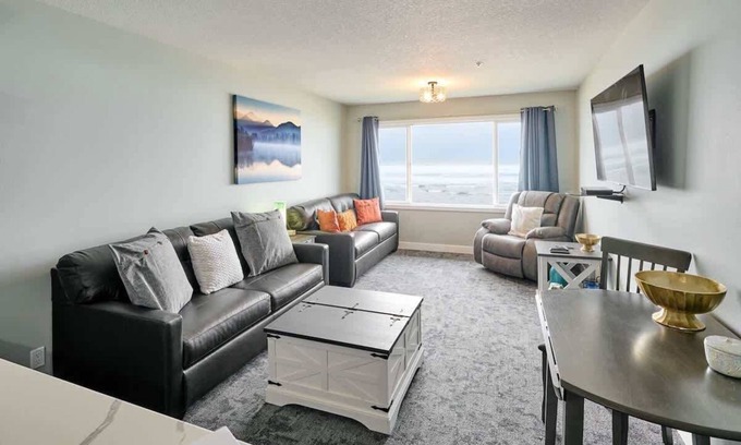 Lincoln City Condo | Remodeled Oceanfront Suite - Indoor Pool and Ocean Views!