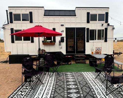 Maricopa House | Remote Modern Tiny House with Deck, BBQ and Mountain Views in Arizona