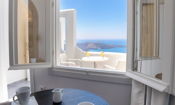 Firostefani Bed & Breakfast | Remvi Suites