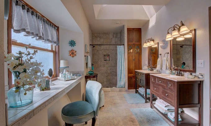 Grants Pass House | Renovated 1912 Home 2B/2B w/King&Queen fenced yard