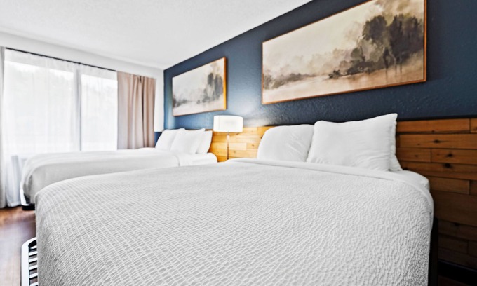 Townsend Hotel | Renovated 2 Queen Suite Pet Friendly