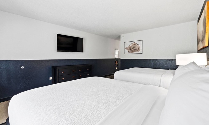 Townsend Hotel | Renovated 2 Queen Suite