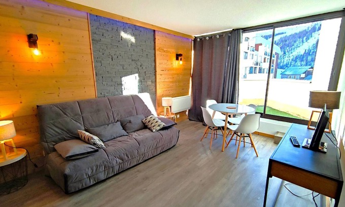 Isola Apartment | Renovated 2-Room Ski-in/Ski-out, South-Facing Balcony, Close to Shops and Activities