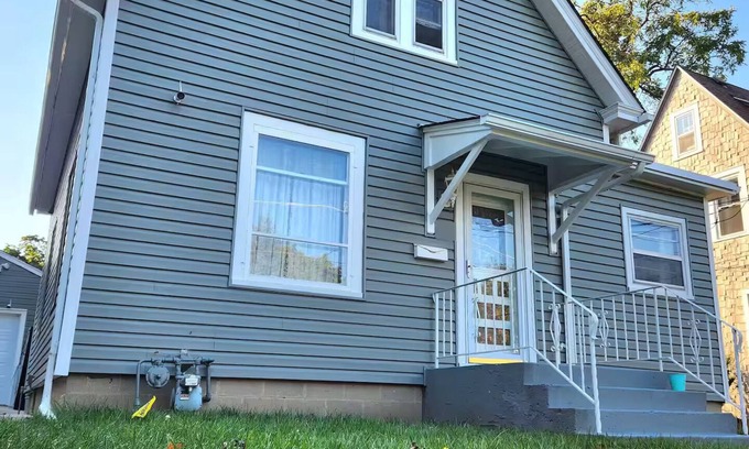 Elgin House | Renovated 2 story house in Elgin