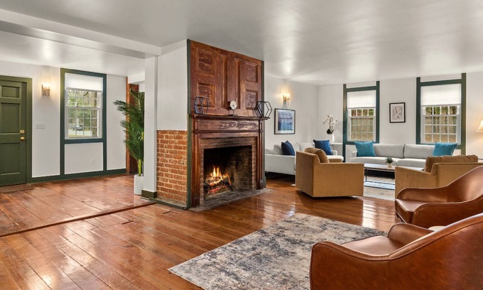 North Egremont House | Renovated 9-BR 1800s Inn 8-Min to Catamount