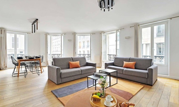 Quartier de Rochechouart Apartment | Renovated and modern 4BD for 12 guests!