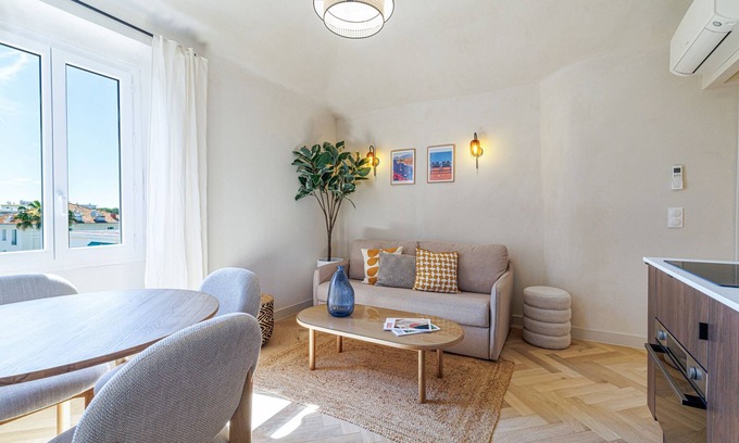 Lazaret Apartment | Renovated Apartment – Air-Conditioned – 2 En-Suite Bedrooms