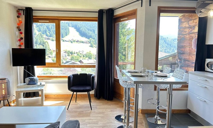 Les Gets Apartment | Renovated Apartment, Walking Distance to Slopes, South-West Balcony, Comfort Amenities