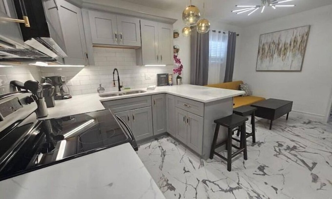 Lawsona - Fern Creek House | Renovated Comfy Downtown Orlando Duplex. Sleeps 8