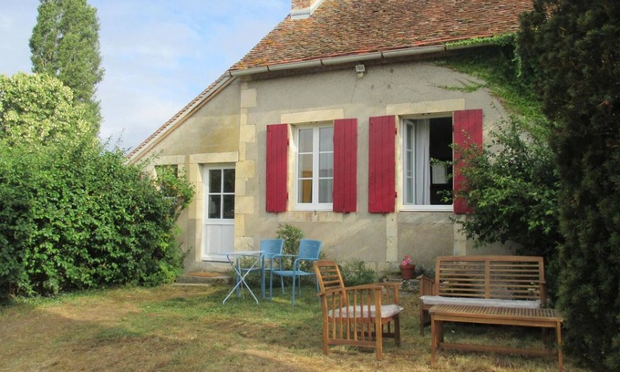 Lurcy-Levis Cottage | Renovated cottage with garden, pets allowed