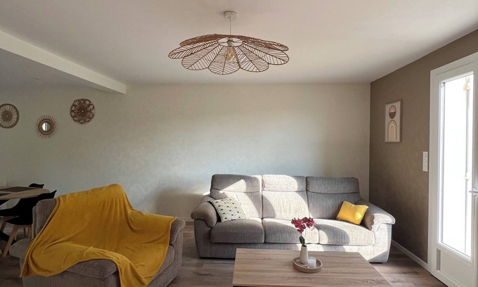 Mescoules House | Renovated country house close to amenities. Pets welcome.
