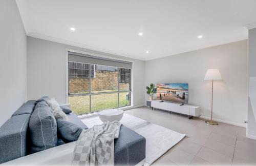 Glenmore Park House | Renovated Cozy Family house - Wi-Fi, Parking
