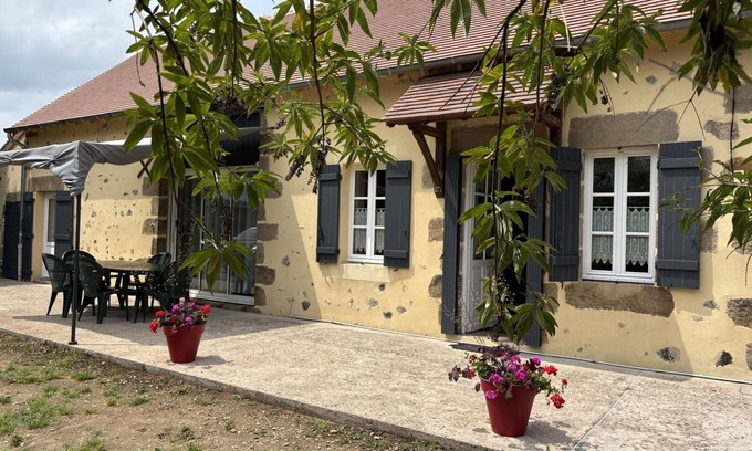Bourbon-l'Archambault Cottage | Renovated farmhouse with enclosed garden, pets allowed, WiFi and parking
