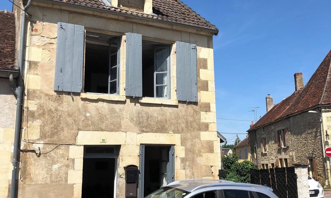 Donzy House | RENOVATED GITE 180 KM - PARIS.Etape N. 7. 2 bedrooms, 2 bathrooms, garden, parking.