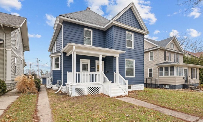 Davenport Apartment | Renovated Near Vander Veer Park, Free Parking