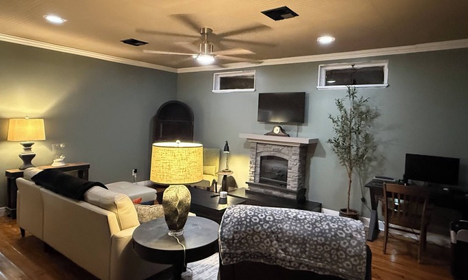 Lafayette House | Renovated & Newly Refined~ w/Front porch & w/Back deck charm~ Scott/Lafayette