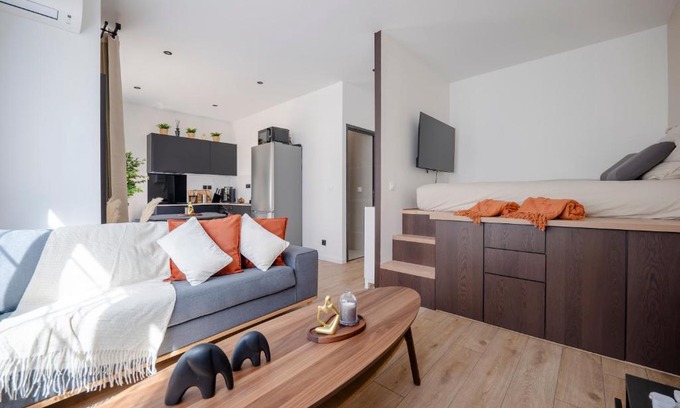 Montrouge Apartment | Renovated Studio walking distance to Paris