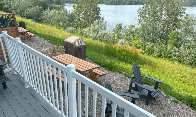 Bouchette House | Rental of renovated cottages facing the lake with a magnificent terrace