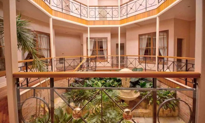 Bathurst House | Reservoir Retreat - 10 guests - Close to CBD