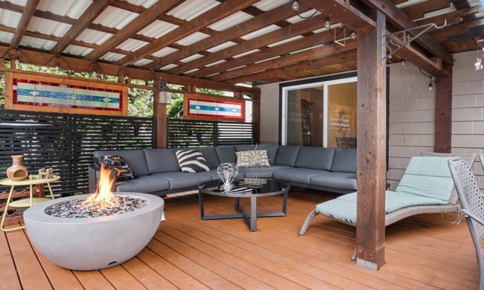 North Vancouver House | Resort style 4 Bdr Home with Outdoor Pool & Jacuzzi