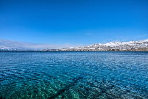 Chelan Apartment | Resort-Style Condo with Lake Chelan and Mtn Views