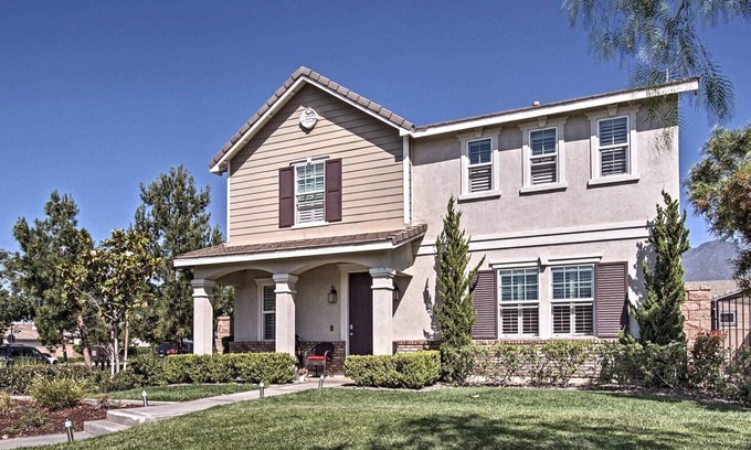 Fontana House | Resort style living with fitness and sport courts for vacations or professionals