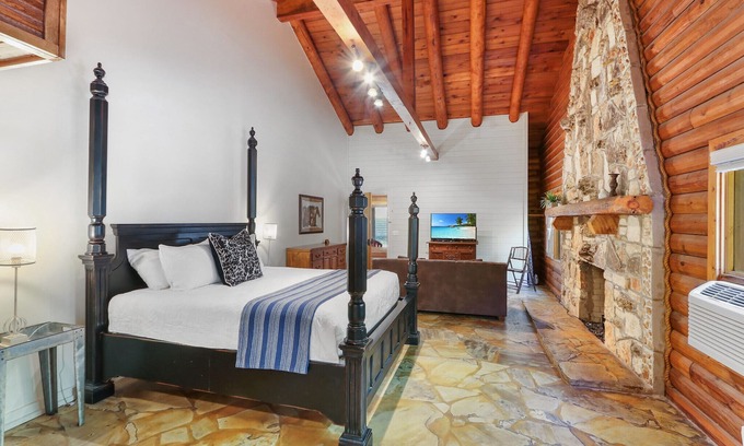 Wimberley Hotel | Resort Suite Across the Street from Market Days - Sleeps 4!