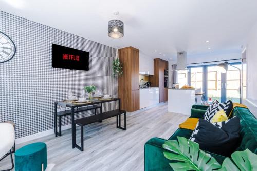 Failsworth House | Rest&Recharge at Waterway House (4 Bedrooms, 7 Beds, 2 Bathrooms, Free parking)