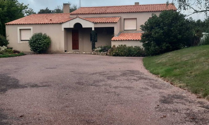 Les Clouzeaux House | Restful and secure country house