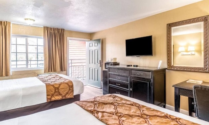 Flagstaff Hotel | Restful Charm of Flagstaff: Two Amazing Rooms Right Off Route 66