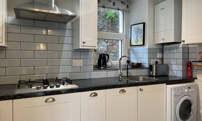 Bristol Apartment | Restful Victorian Apartment with Garden and Deck