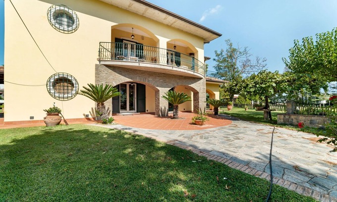 Albanella Villa | Restful Villa in Albanella with Swimming Pool