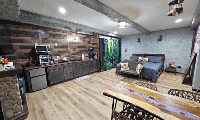 Willisburg Cottage | Restin' Holes Ky Bourbon Trail B -Sauna-HotTub-Gym-Playground-Waterfall-Themed