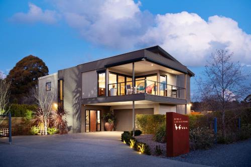 Daylesford House | Retreat Lake Daylesford - Free Wifi