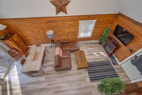 Berkeley Springs House | Retrievers Retreat High Tech Log Cabin Oasis