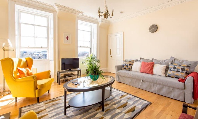 Old Town Apartment | Retro Castle Retreat 2Bed (sleep 6)