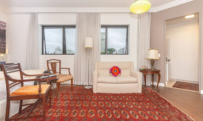 Cerqueira Cesar House | Retro flat unit in the heart of Jardins