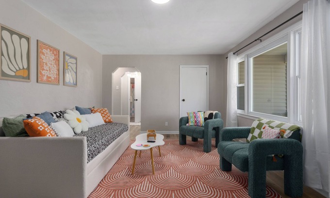 Independence House | Retro Funky Stay less than 10 minutes from Arrowhead!