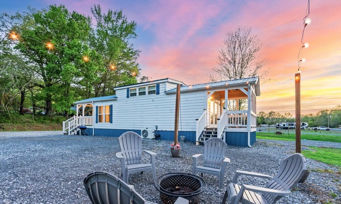 Guntersville Cottage | Retro Themed Tiny House w/Boat Parking + Private Firepit & Minutes to Boat Launches