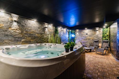 Emaus Apartment | Rezydencja Wind Rose luxury ApartHotel & SPA- with Private Sauna, Gym, Jacuzzi