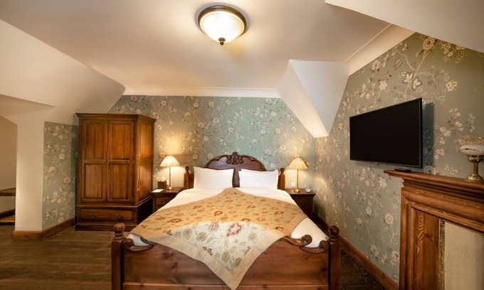 Invergarry Bed & Breakfast | Rhododendron Suite -With views of the rhododendron trees on the hillside