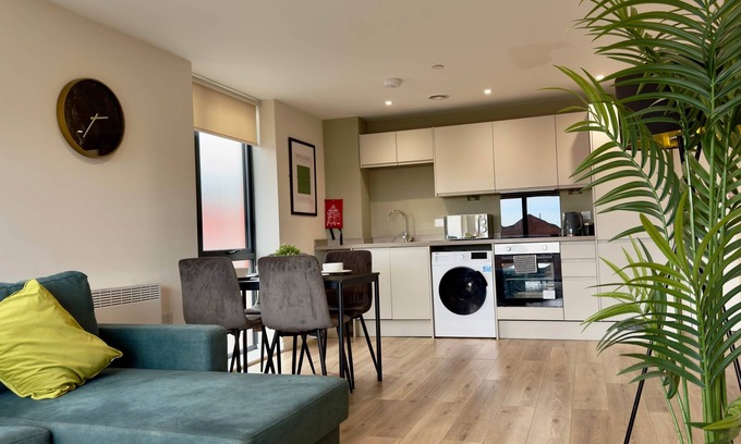 Everton Apartment | Richmond Row 1 Bed Apartment - Secure Parking & EV