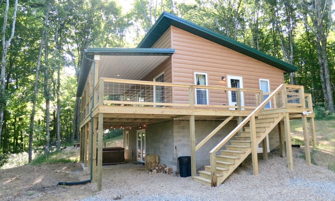 Nelsonville Cabin | Ridgetop Views, Hot Tub, and fenced in yard for pets!