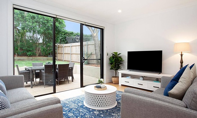 Clovelly Apartment | Ripples Beach House is your 3-bedroom home near Clovelly Beach