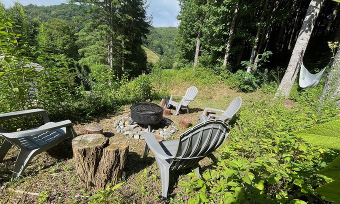 Burnsville Cottage | Rippling Creek, Romantic Views & Friendly Visits By Gentle Wildlife. Perfect!