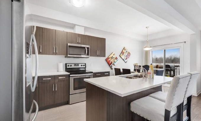 Welland House | 🌻 Rise & Shine Sunflower – Your Perfect Family Escape sleep/8