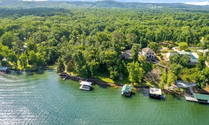 Decatur House | River Access and Dock - Chickamauga River Refuge