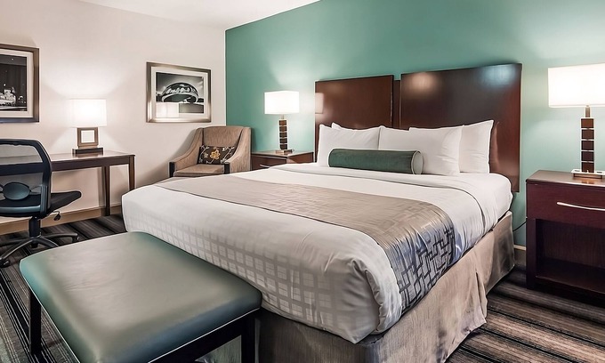 Downtown Chicago Hotel | River North Stay | 1 Unit | Near Chicago Attractions